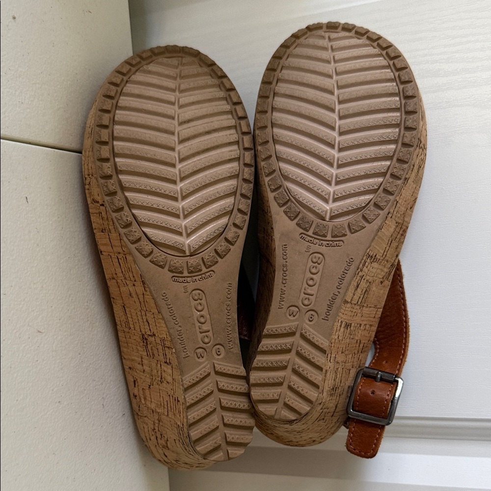 CROCS A Leigh Leather Tan 2-1/2” Cork Wedge Heel Sandals (sz 6) - Picture 6 of 6
